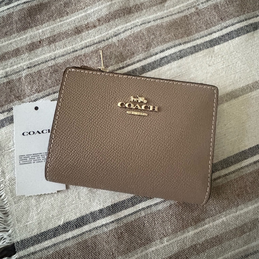 COACH| EUC Bifold Wallet - Picture 9 of 9